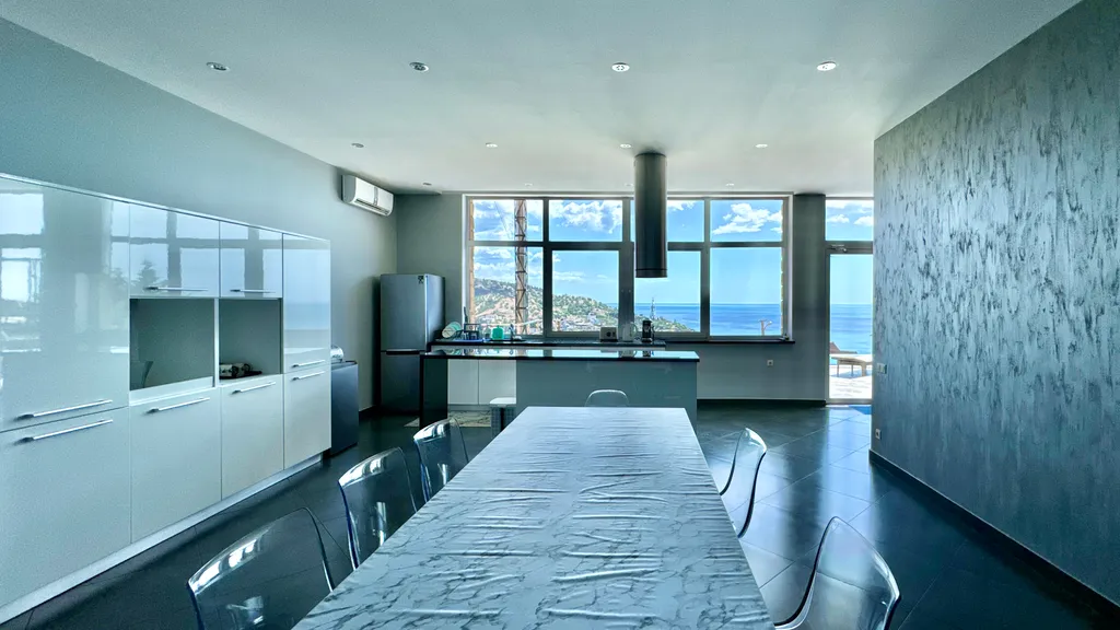 Дом с видом на горы и море