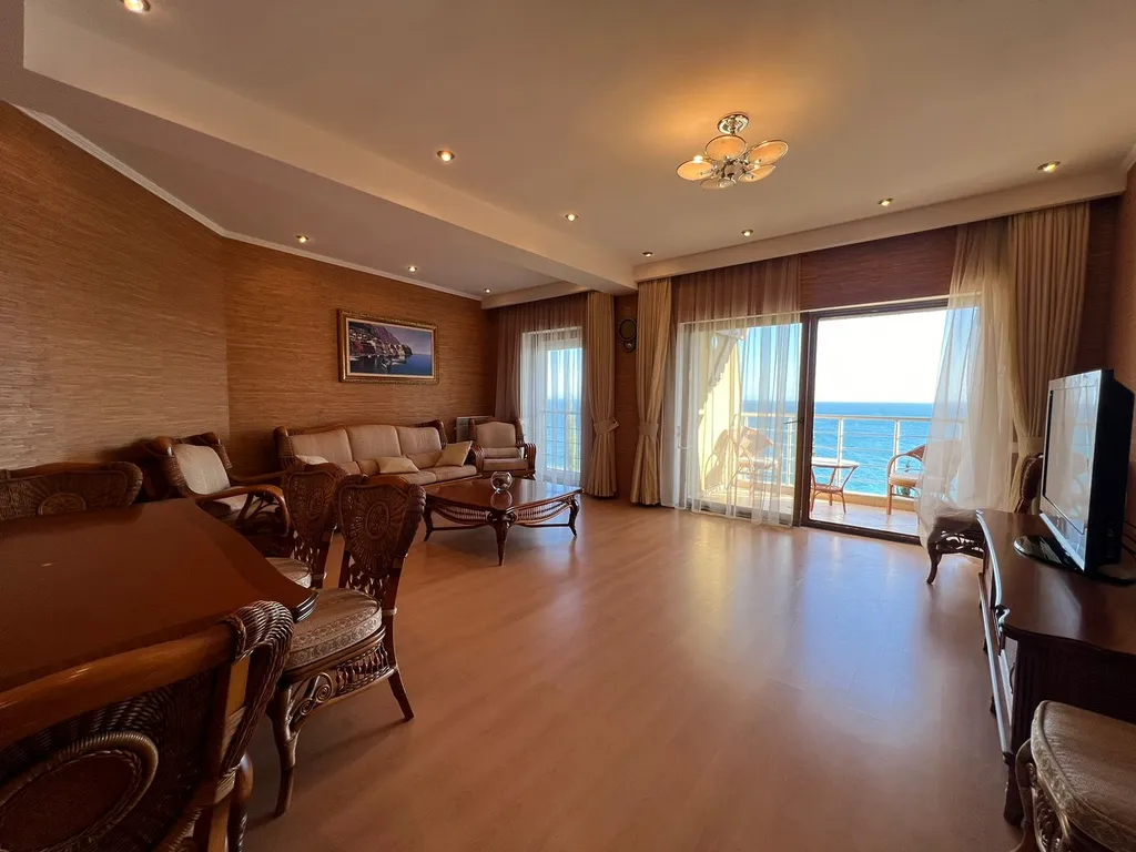 Видовые 3-комнатные апартаменты возле пляжа