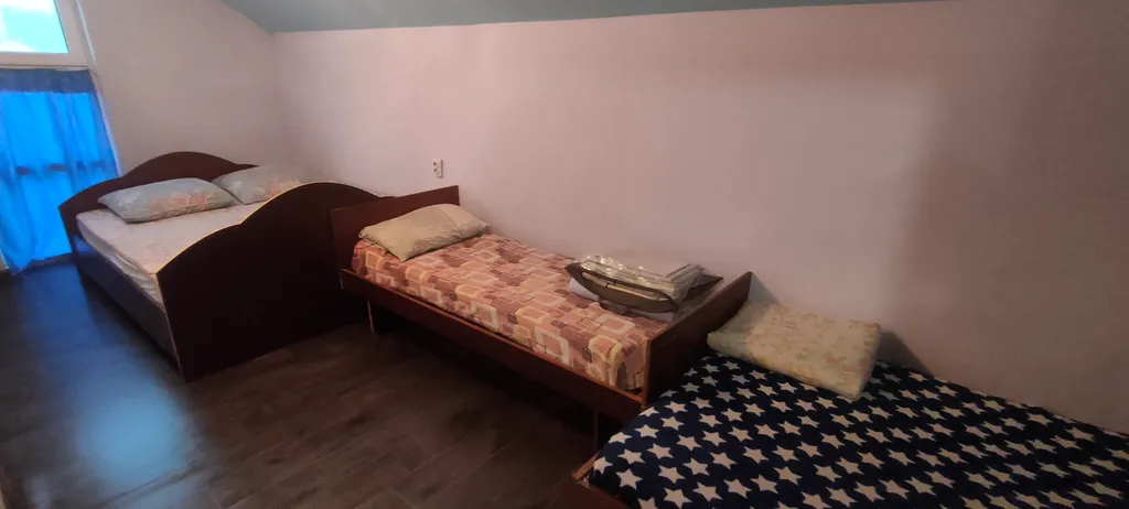 Коттеджи на берегу озера в парке