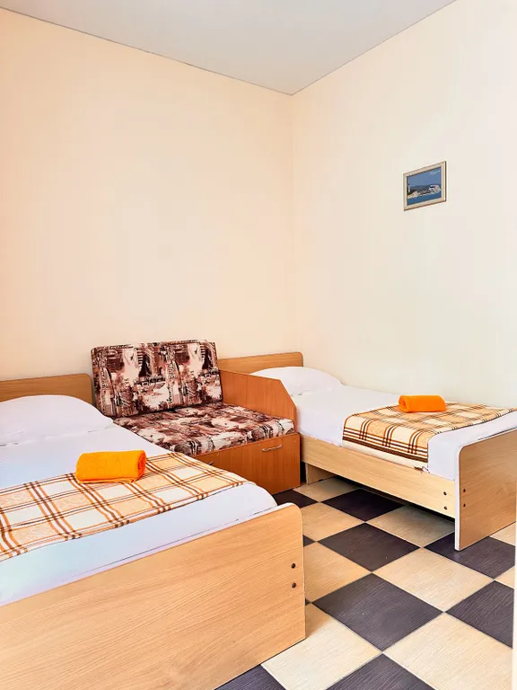 Прохладная комната в зелёном дворе