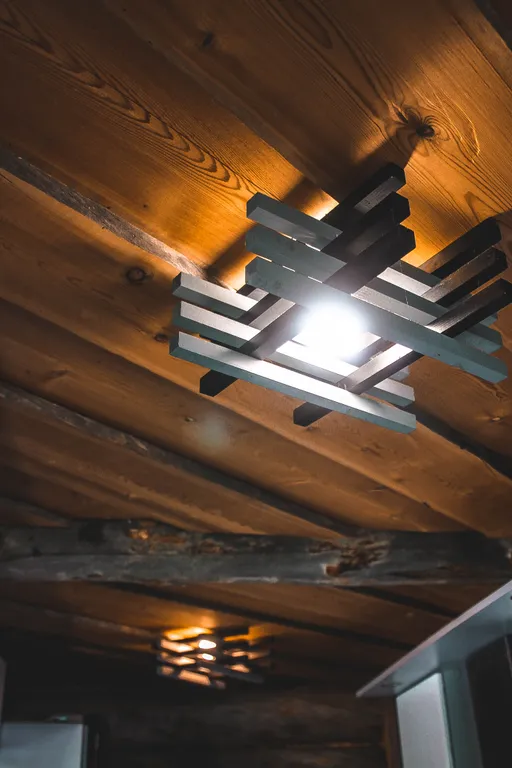 Дом у озера из натурального дерева