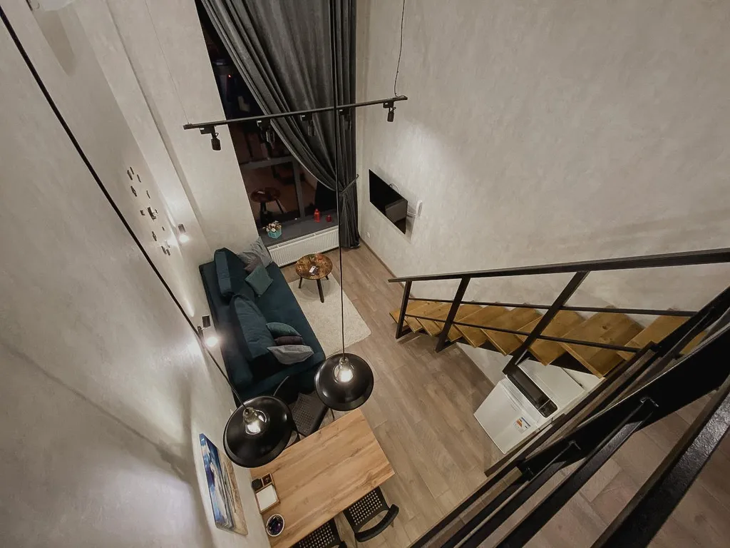 Дизайнерская двухуровневая квартира с панорамными окнами