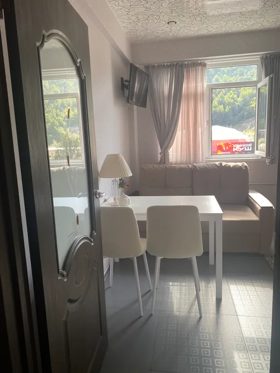 Белые горошины с видом на Marriott, горы, казино