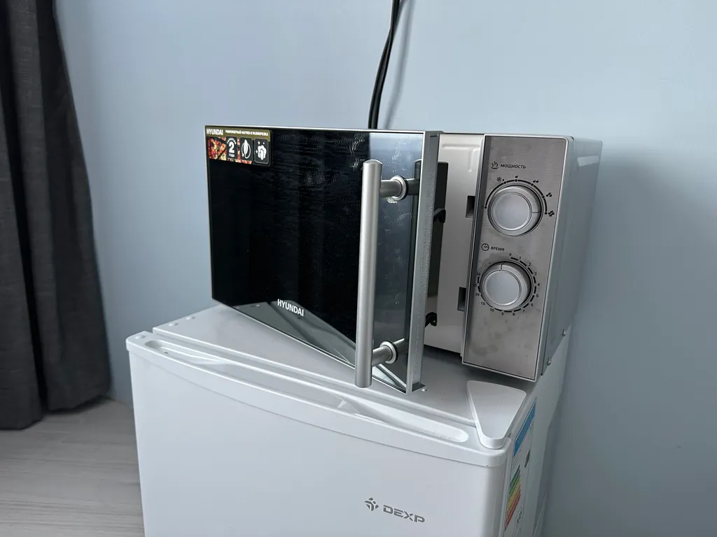 Уютная приятная комната с видом на город