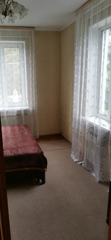 Уютный загородный дом с красивой благоустроенной территорией.