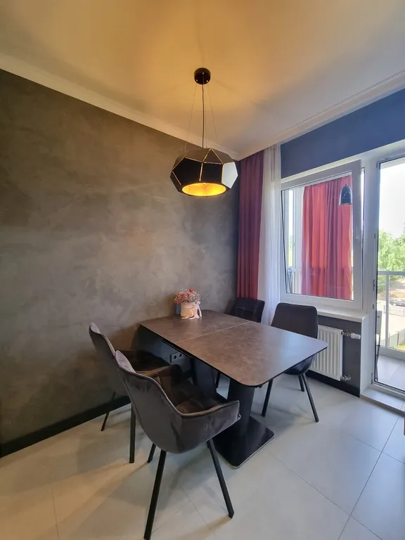 Уютный уголок около лесного озера