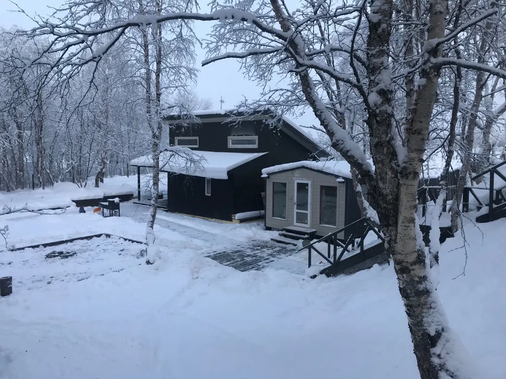 Уютный дом на берегу реки Кола