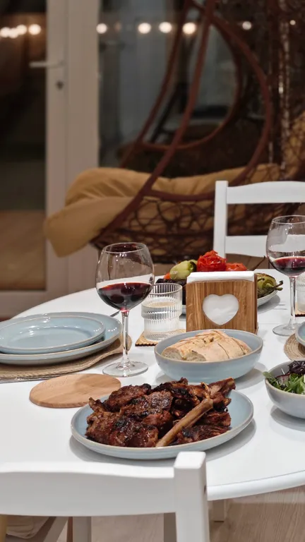 Стильный треугольный дом с видом на лес