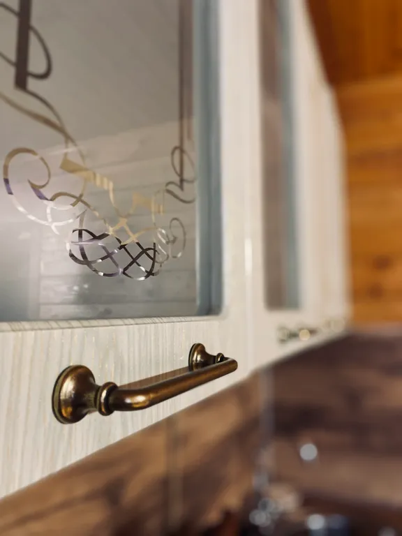 Берлога люкс, коттедж с банным чаном для отдыха с видом на лес и скалы