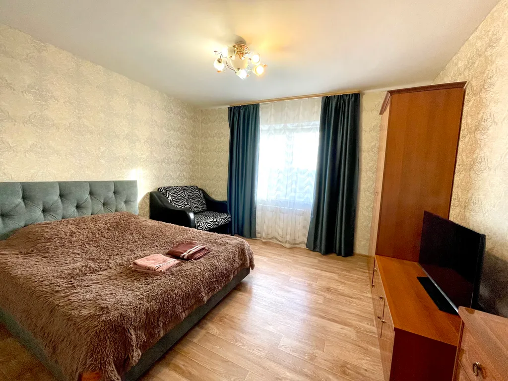 Уютная квартира в новом доме с огороженной территорией, центр города