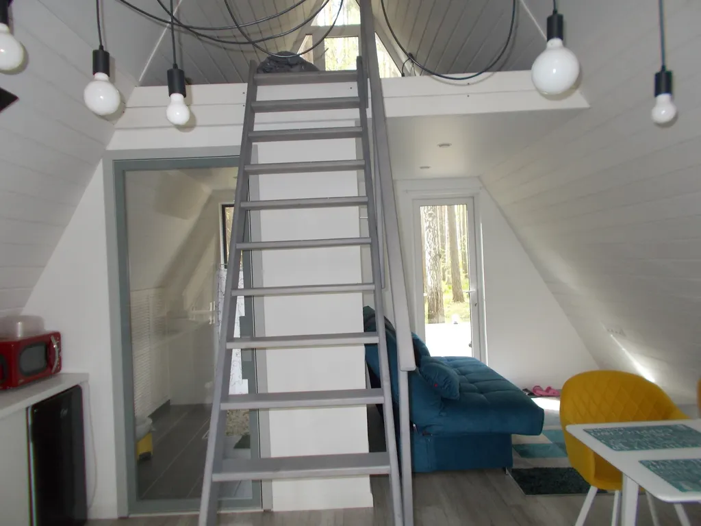 Дом в лесу на берегу озера