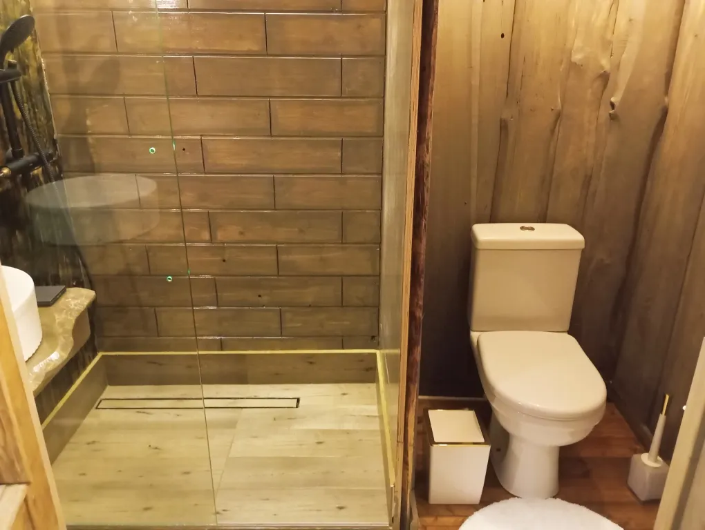 Изба с уютом детства, деревенский дом с баней и русским бытом