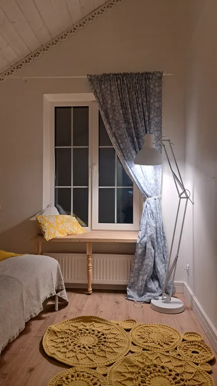 Белый дом на тихой улочке