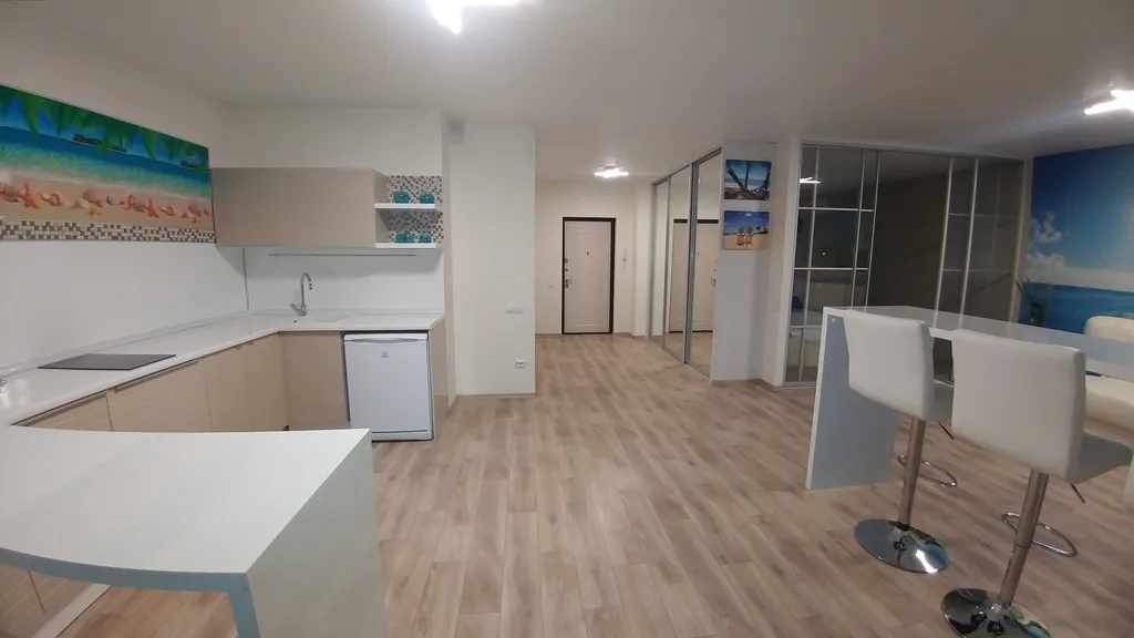 Светлая квартира- студия в голубых тонах с красивым видом на город