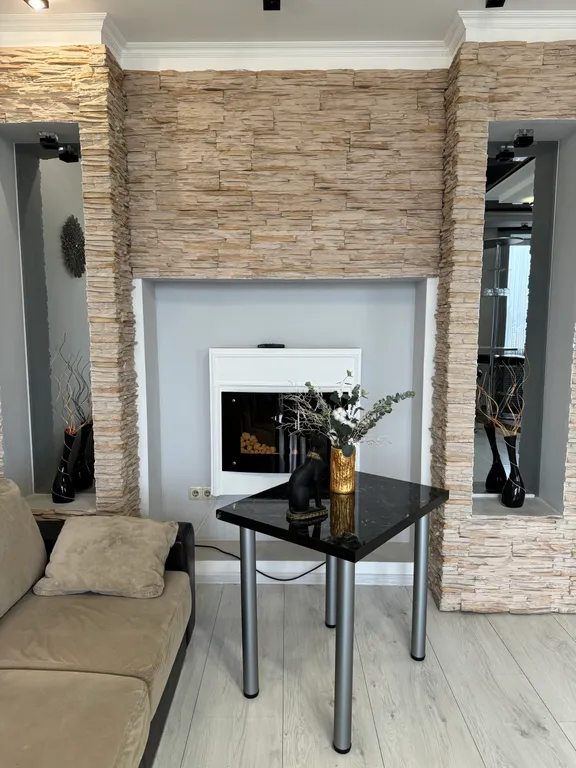 Красивая трёхкомнатная квартира в центре с видом на площадь