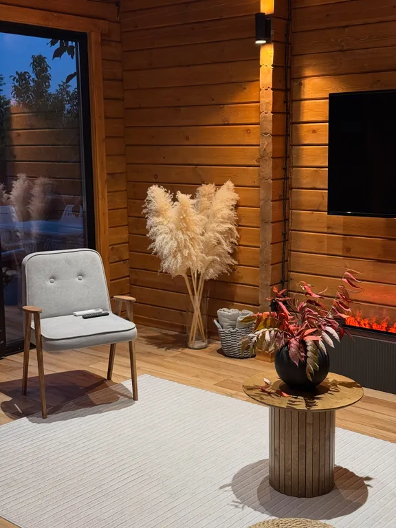 Дом-шале с теплым бассейном и террасой