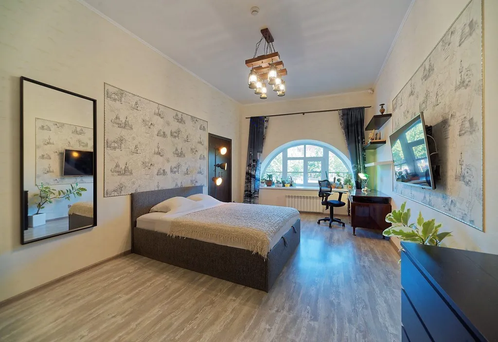 В центре, с видом на Адмиралтейский канал и "Новую Голландию"