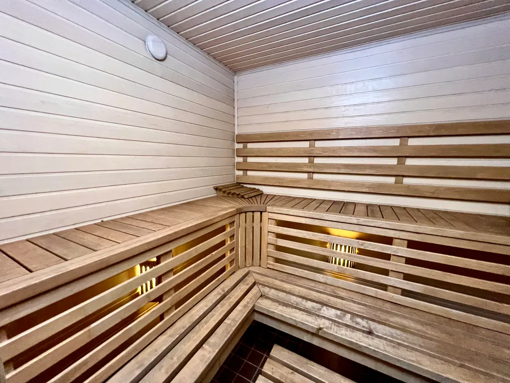 Маленький дом на берегу озера