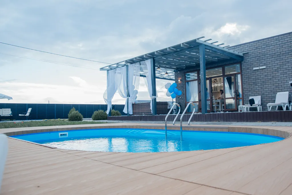 Дом с бассейном у моря