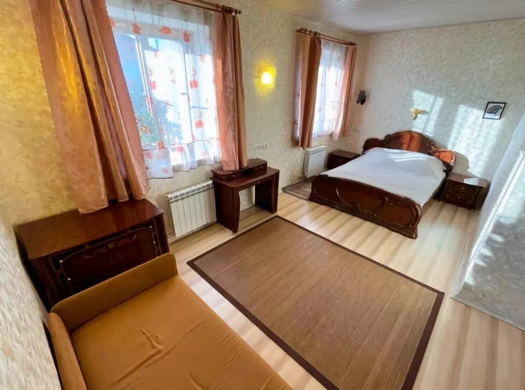 Дом в деревне с баней и камином