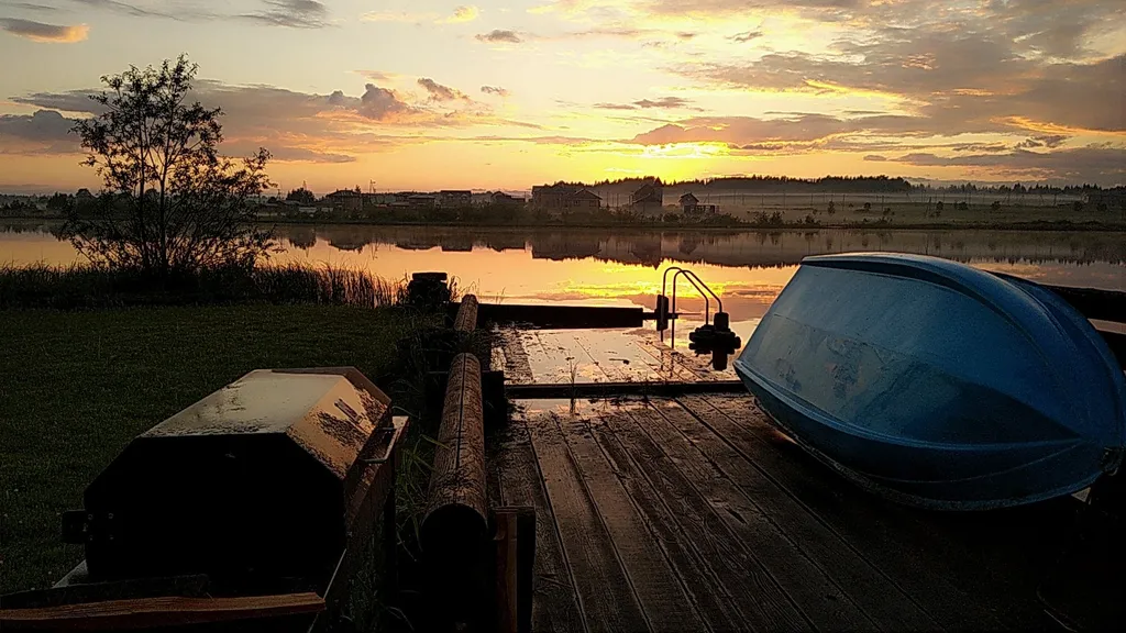 Уютный деревянный домик на берегу пруда с баней