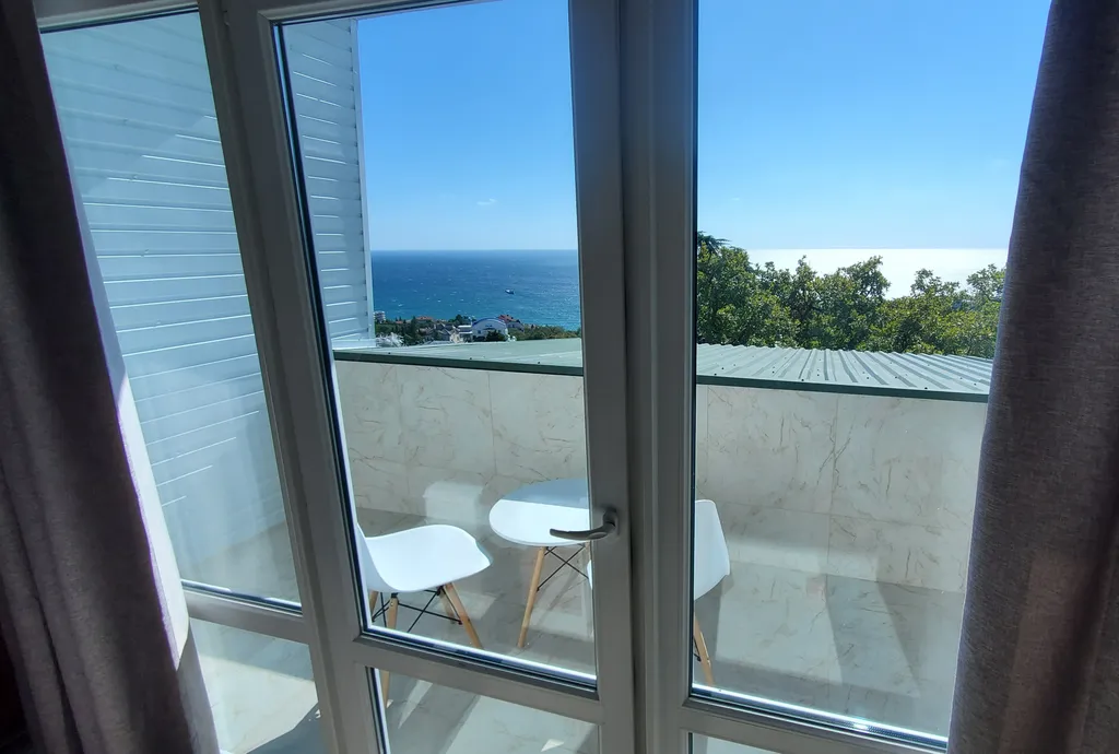 Студия с балконом и видом на море