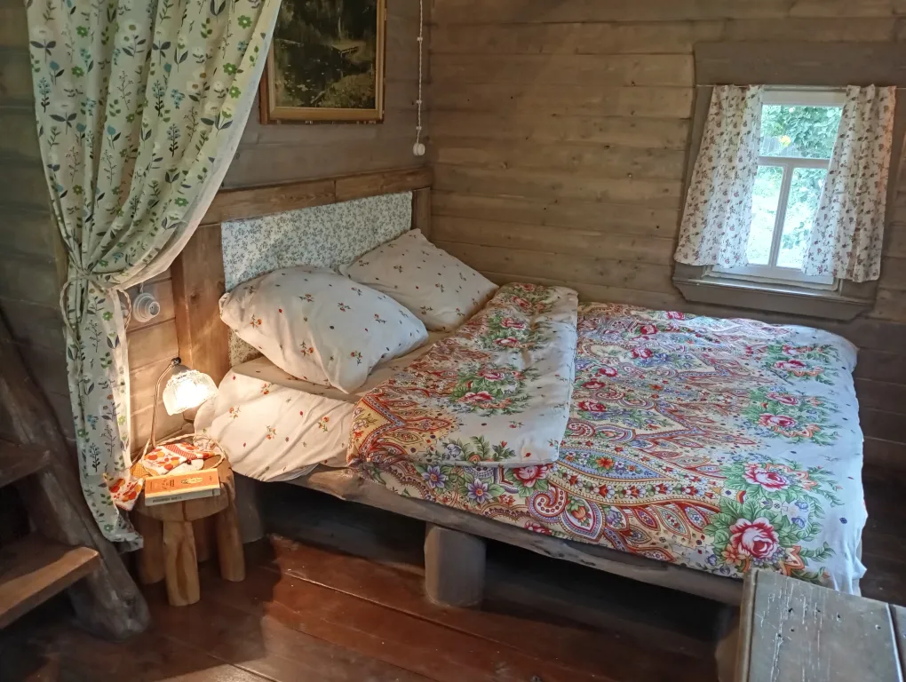 Изба с уютом детства, деревенский дом с баней и русским бытом