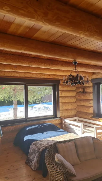 Дом и баня между озером и лесом