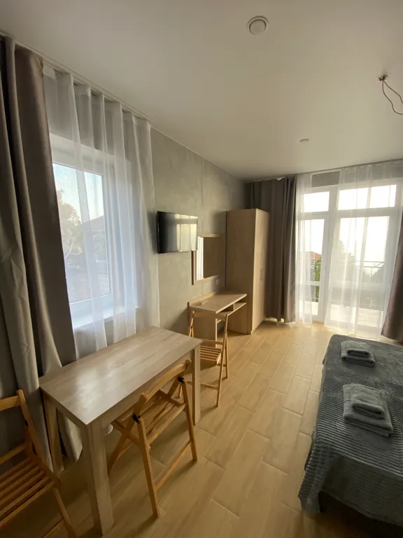 Уютный номер с видом на бассейн и частично на море