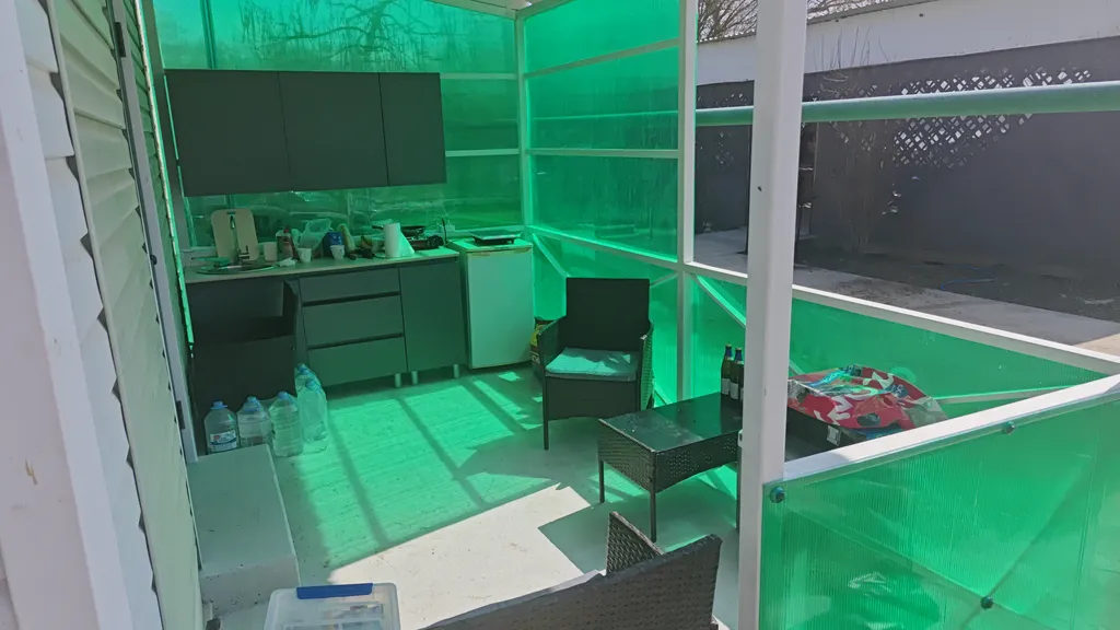 Дом с террасой около бассейна