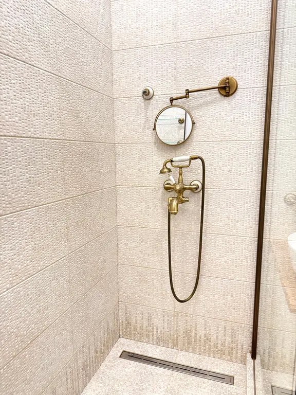 Курортная квартира с питерской атмосферой-лес, озеро, Москва.