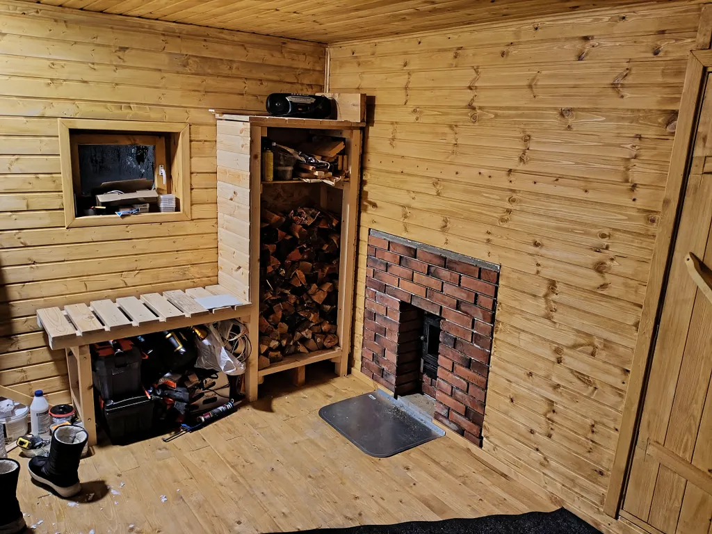 Дом и баня у скалы