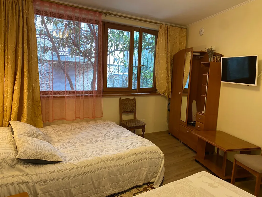 Уютный домик с двориком в центре города у моря