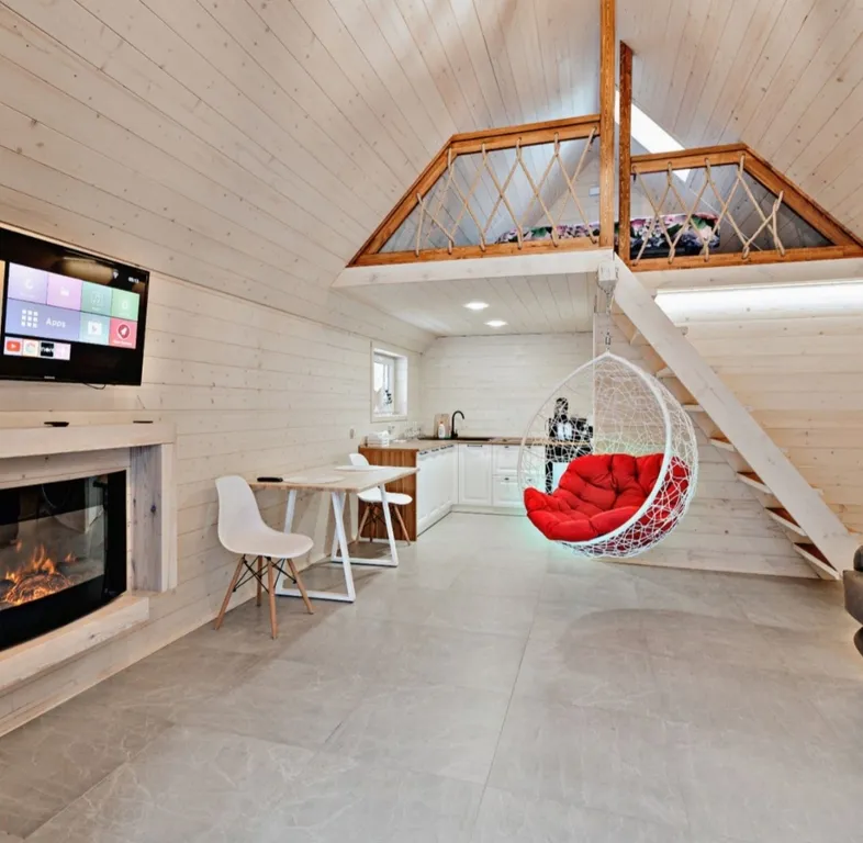 Уютный дом в черте города в окружении леса