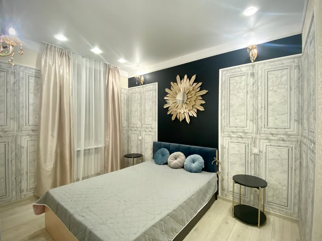 Квартира с огромной круглой ванной и камином