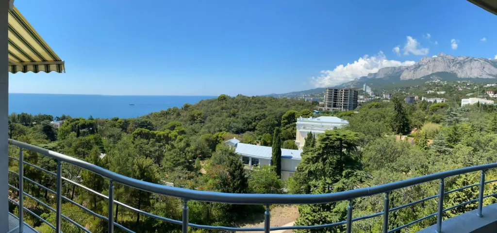 Квартира-студия с видом на море, парк Чаир и гору Ай-Петри
