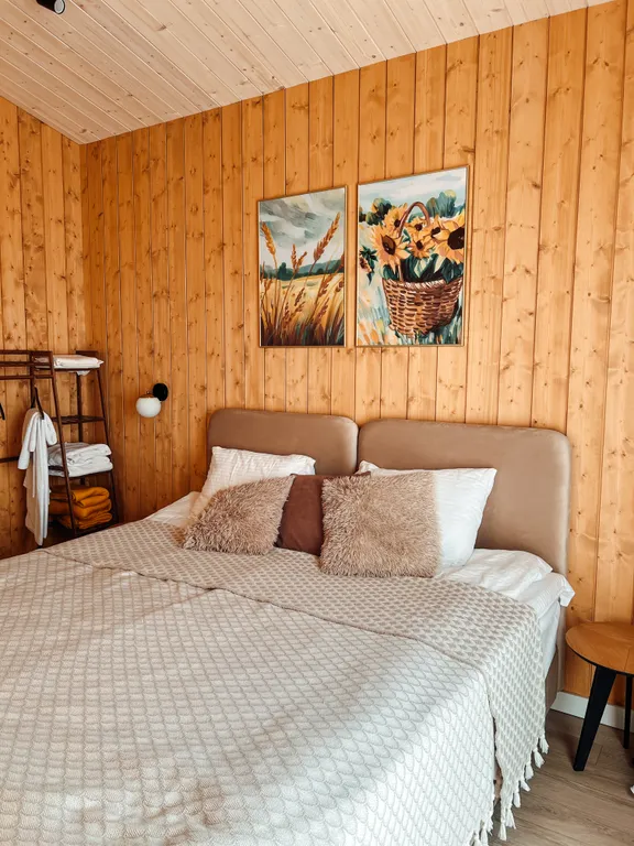 Уютный дом с панорамными окнами с выходом на террасу