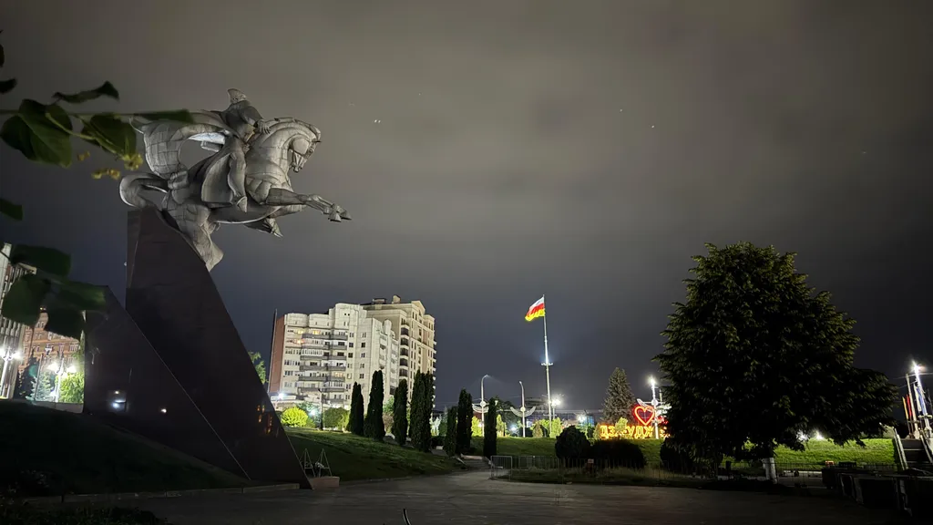 Уютная квартира в центре города с видом на набережную и горы