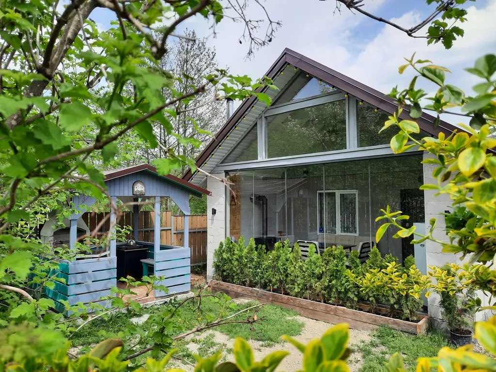 Милый домик в стиле прованс с камином, горячей купелью, баней, бассейном