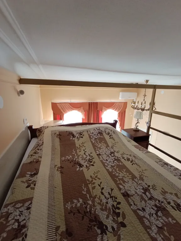 Двухуровневая квартира в центре города с высокими потолками