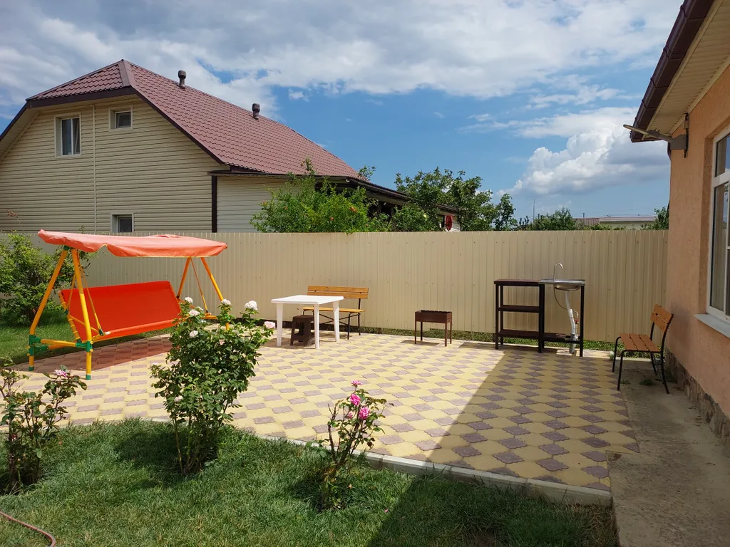 Уютный дом с видом на сад