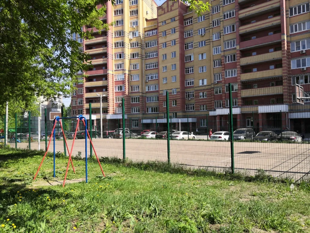 Напротив ледового дворца на набережной в элитном доме