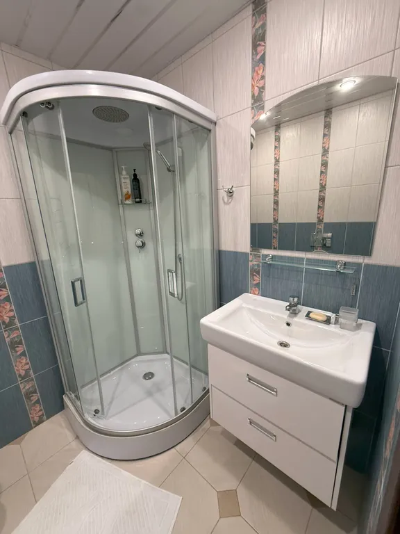 Дом с бассейном, спортзалом и 3 спальнями