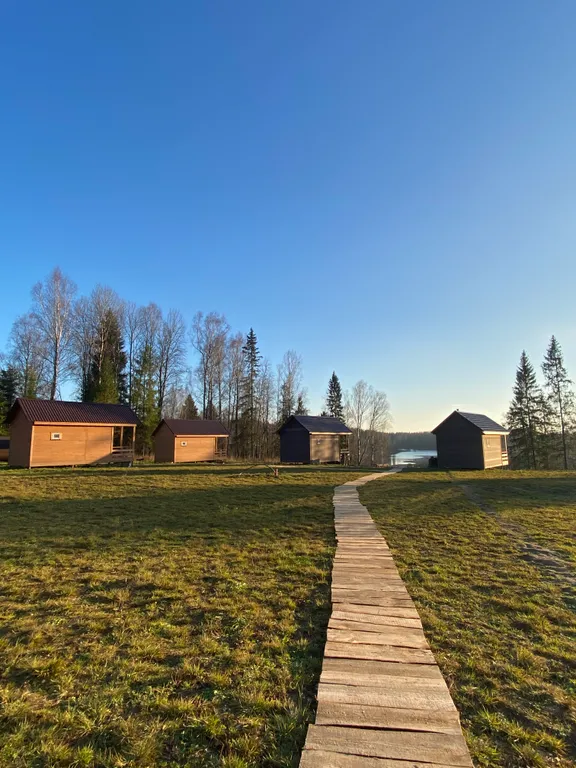 Домик на берегу реки