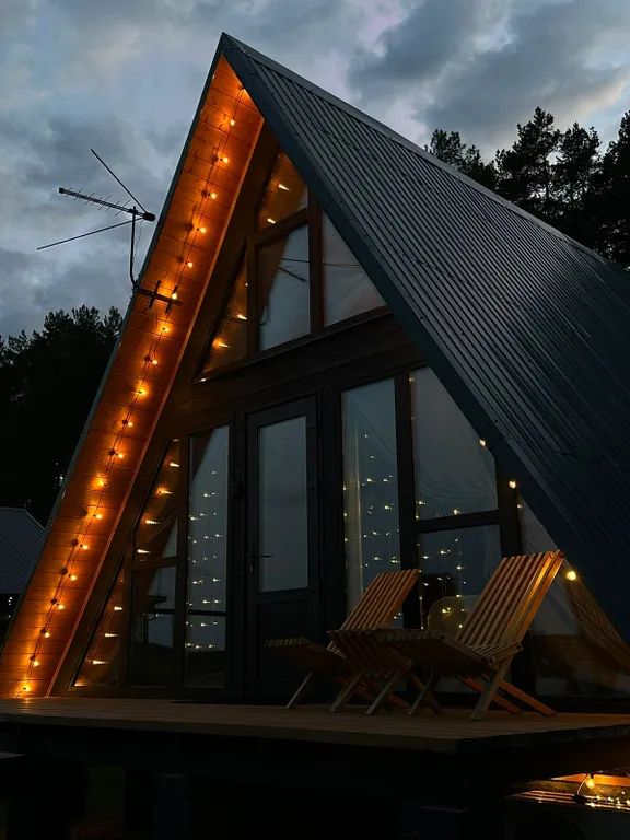 Дом А-фрейм на берегу озера