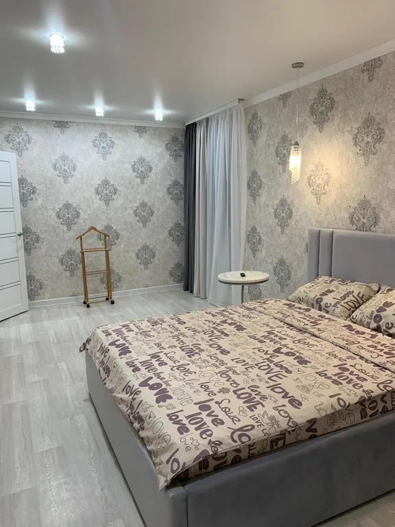 Романтическое свидание в уютной квартире возле набережной