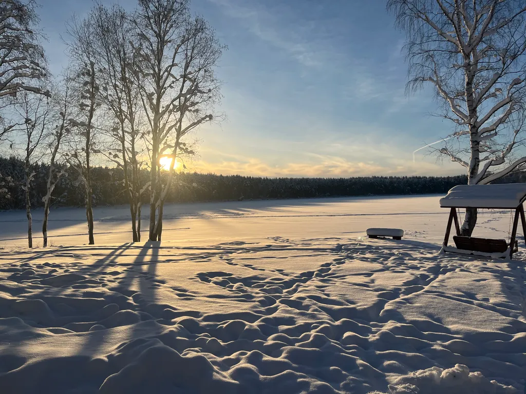 Домик в Карелии на берегу озера