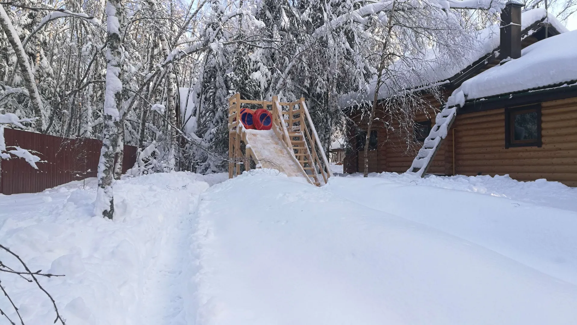 Зимняя горка с тюбингами