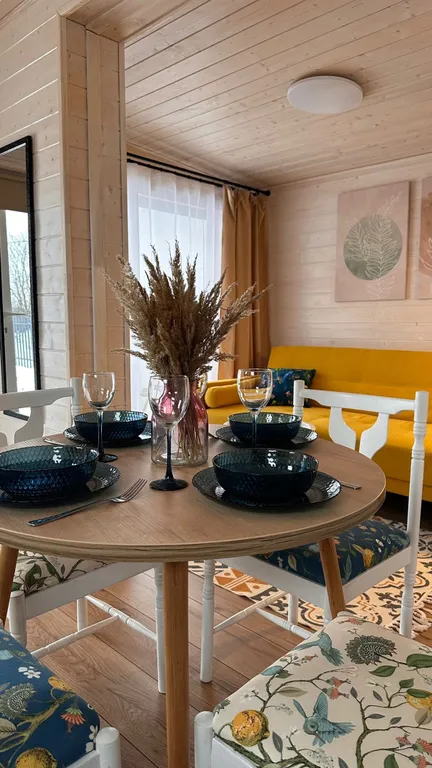 Уютный Белый дом у реки