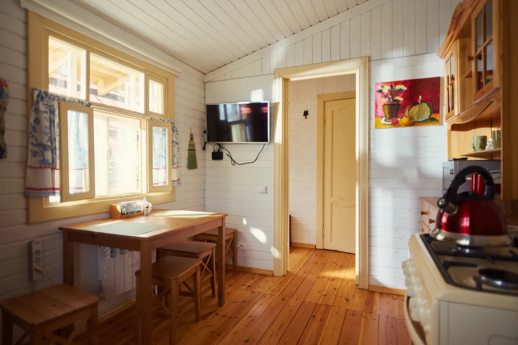 Дом у пруда